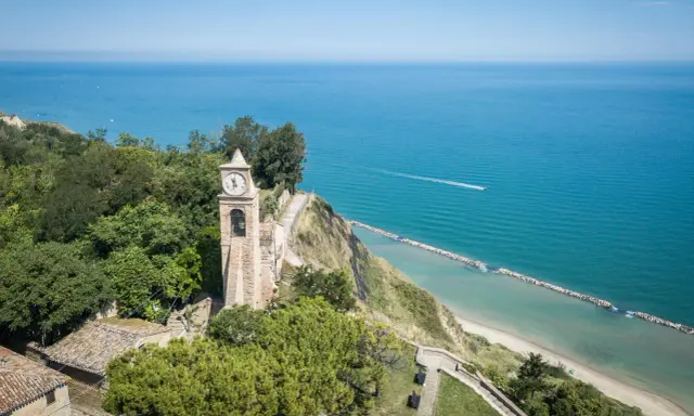 Torre dell'orologio a picco sul mare, un gioiello da scoprire a Fiorenzuola di Focara. Vista panoramica sull'Adriatico.