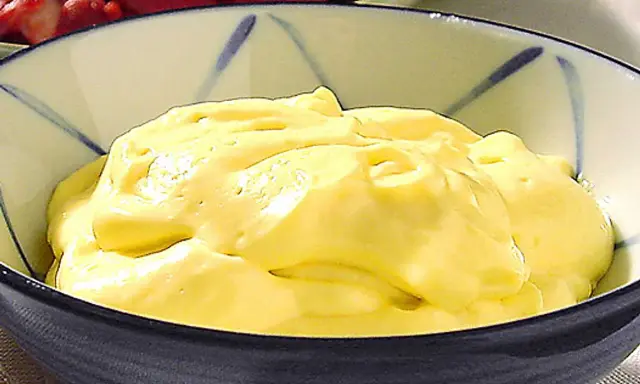 Krämig aioli i en skål, perfekt för ditt nästa aioli recept.