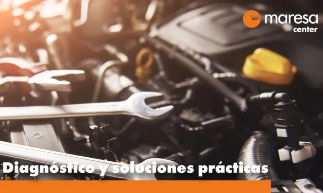Herramientas sobre un motor de coche. Si escuchas un ruido motor coche parado, es hora de una revisión.