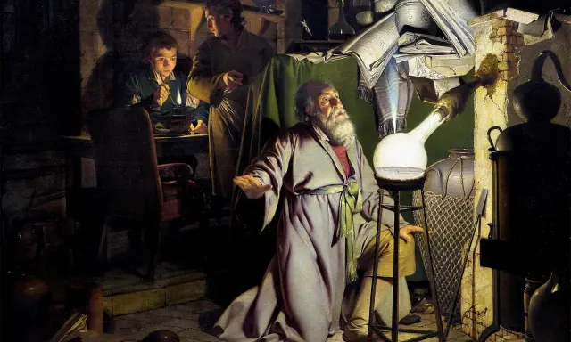 Ein Alchemist im Mittelalter, umgeben von Büchern und Geräten, beobachtet fasziniert eine glühende Flüssigkeit. Ein junger Gehilfe hält eine Kerze, während ein weiterer Mann zusieht.