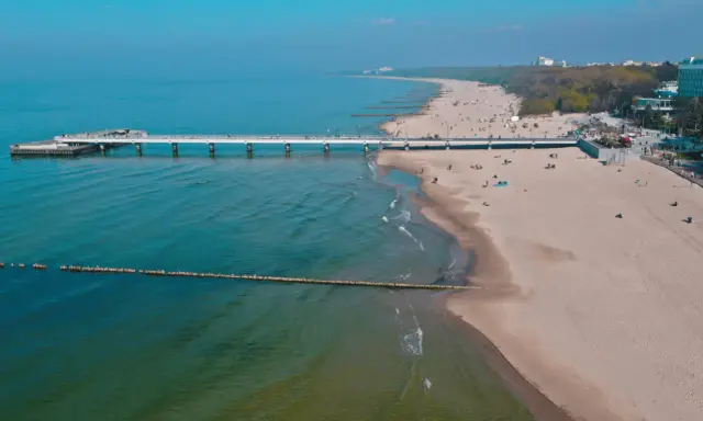 Kołobrzeg czy Świnoujście? Wybierz idealne wakacje dla siebie!