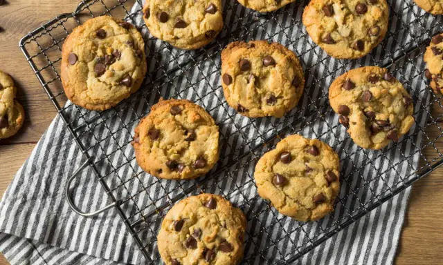 Des cookies aux pépites de chocolat, parfaits pour une recette cookie Pierre Hermé. Ils refroidissent sur une grille.