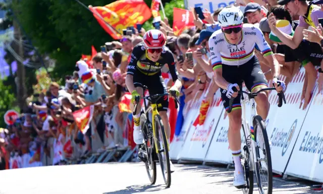 Jonas Vingegaard im Kampf um den Sieg bei der Tour de France, umgeben von jubelnden Fans.