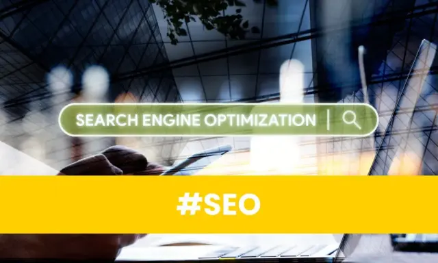 Ręce trzymające smartfon, na ekranie pasek wyszukiwania "SEARCH ENGINE OPTIMIZATION". #SEO to klucz do samodzielnego pozycjonowania.