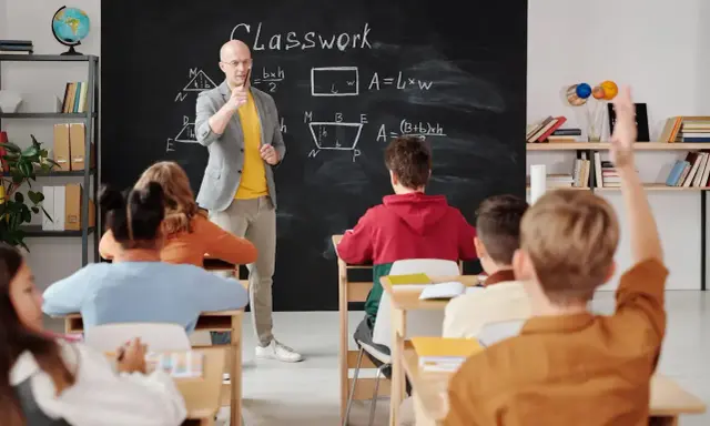 Nauczyciel tłumaczy matematykę, a uczeń podnosi rękę. Ciekawe, ile zarabia nauczyciel za taką pracę?