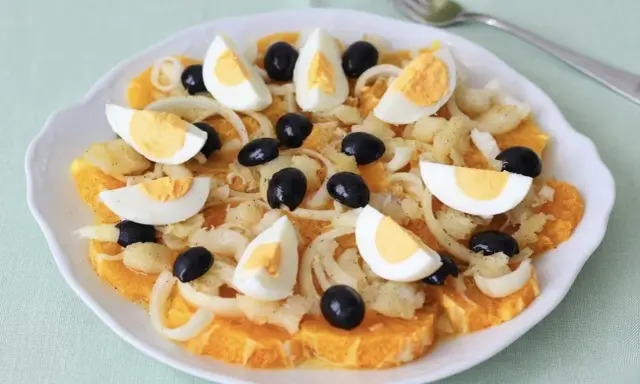 Un refrescante remojón granadino con naranja, bacalao desmigado, huevo duro, cebolla y aceitunas negras.