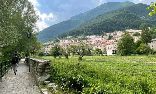 Passeggiata verso il borgo di Villetta Barrea, tra prati verdi e case arroccate sul monte. Scopri cosa vedere a Villetta Barrea!