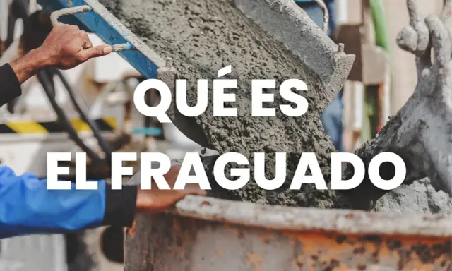 Hormigón fresco vertiéndose de una mezcladora. El proceso de fraguado del hormigón es crucial para la construcción.