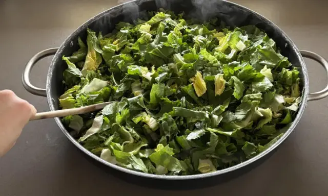 Insalata di Cicoria: Ricette, Benefici e Come Eliminare l'Amaro