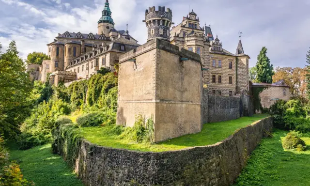 Zamek Frydlant, perła Czech, co warto zobaczyć blisko granicy. Majestatyczna budowla na wzgórzu, otoczona zielenią.