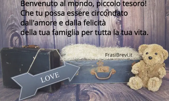 Auguri nascita semplici: un orsetto e valigie vintage, con freccia "LOVE". Benvenuto al mondo, piccolo tesoro!