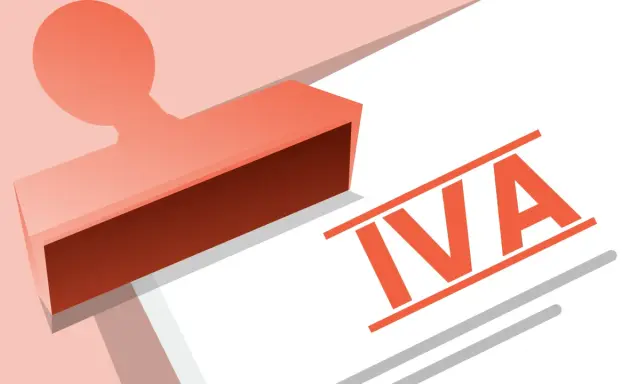 Sello rojo sobre papel blanco con la palabra "IVA" en naranja. El sello parece aprobar o registrar algo relacionado con el IVA.