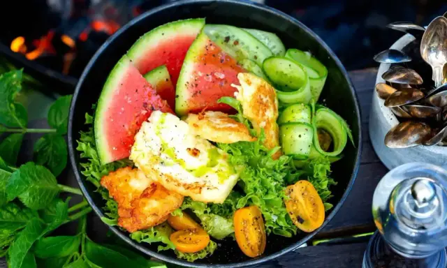 En härlig halloumi sallad med vattenmelon, gurka och körsbärstomater. Perfekt för en grillkväll!