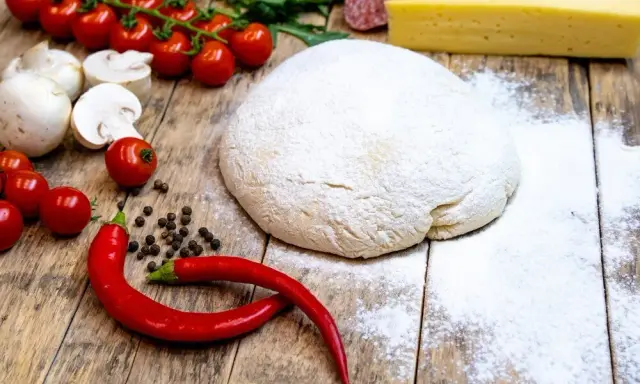Jaka mąka do pizzy? Sekrety typu 00, W i idealnego ciasta