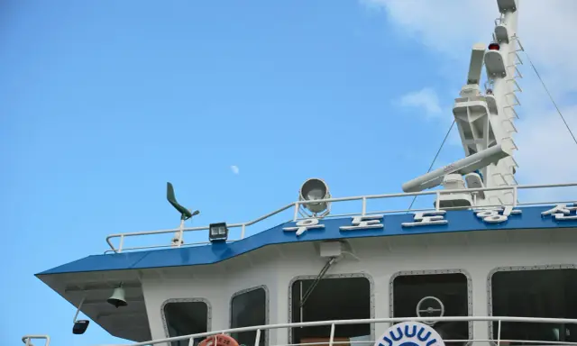 Le pont d'un navire de pêche, avec des éléments de navigation et le ciel bleu. Le système AIS position des navires de pêche est essentiel pour la sécurité.