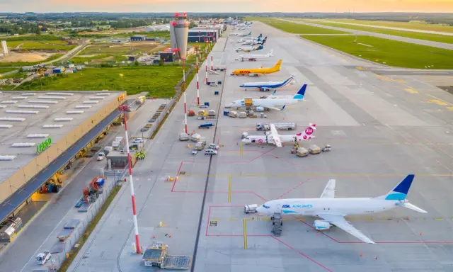 Lotnisko Katowice-Pyrzowice, samoloty ASL Airlines, DHL, Ryanair i inne czekają na loty do Dortmundu i innych miejsc.