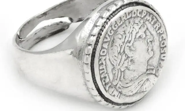 Anello in argento con moneta antica incisa, un pezzo unico che porta con sé storie di epoche passate.