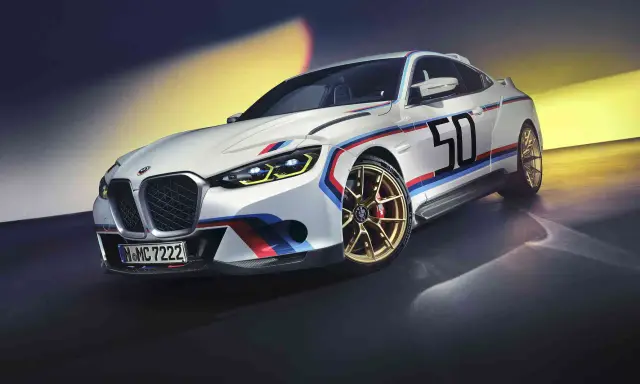 Sportlicher BMW 3.0 CSL in Weiß mit M-Streifen und der Startnummer 50 auf goldenen Felgen.