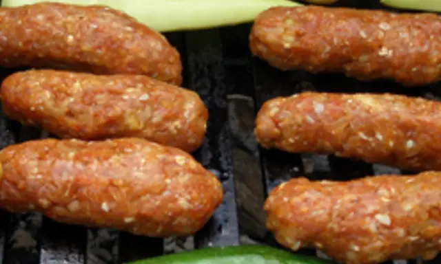 Hackfleisch-Grill-Rezepte: Cevapcici und Paprika auf dem Rost.