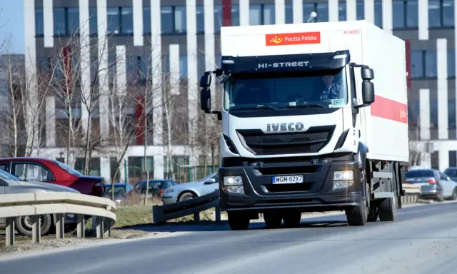 Poczta Polska: Zarobki 2026 po podwyżkach. Czy to wystarczy?