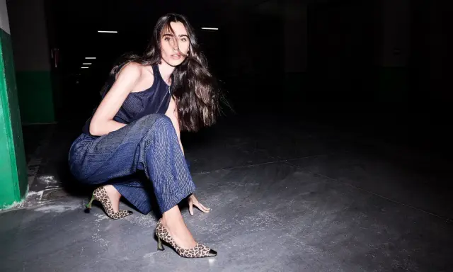 Donna con pantaloni larghi alla caviglia e décolleté leopardate. Un look audace per chi sa che scarpe mettere con pantaloni larghi alla caviglia.