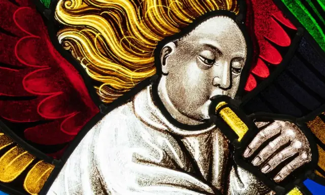 Un ange soufflant dans une trompette, une œuvre d'art vitraux aux couleurs vives.