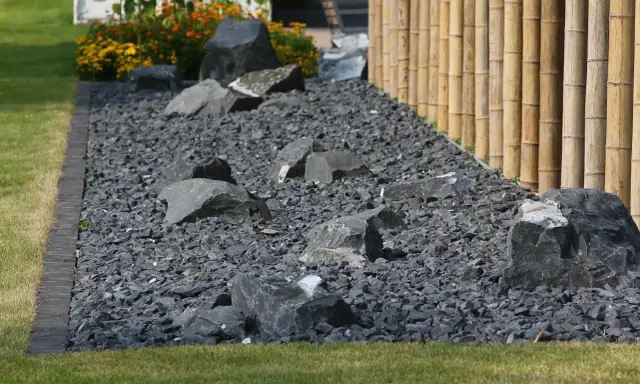 Kamienie w ogrodzie: Jak wysypać, by było pięknie i trwale?