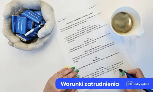 Dokument informujący o warunkach zatrudnienia, z czekoladkami "360 Kadry i płace" w dłoniach i filiżanką kawy.