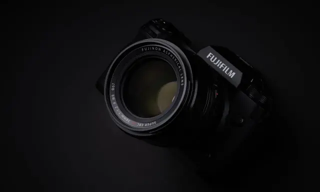 Czarne, profesjonalne body Fujifilm XH2S z obiektywem Fujinon 56mm 1:1.2.