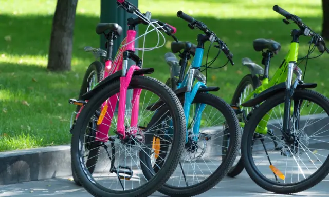 Rowerki w jaskrawych kolorach czekają na dzieci, które zdają egzamin na kartę rowerową.