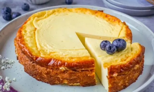 Ein köstlicher Quarkkuchen ohne Boden, mit Blaubeeren garniert, wartet darauf, genossen zu werden.