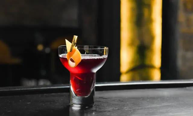 Drinki z wiśniówką: 20+ przepisów od klasyki po letnie hity!