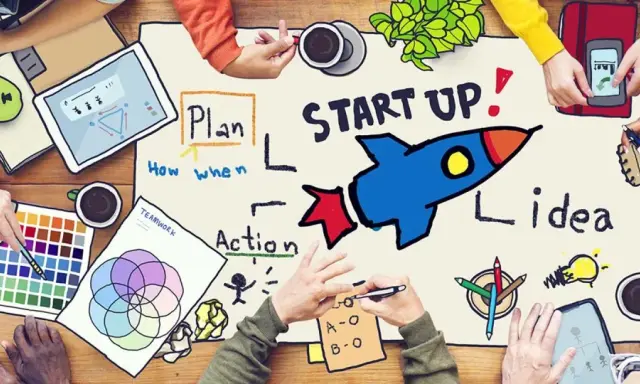 Zespół planuje start-up, tworząc mapę myśli z rakietą symbolizującą rozwój. To idealny obrazek dla prostej spółki akcyjnej.