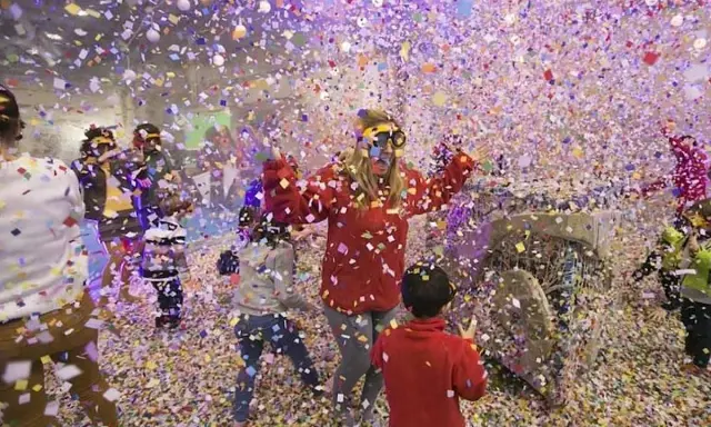 Niños celebrando con confeti en Valencia hoy. ¡Una fiesta llena de color y alegría!