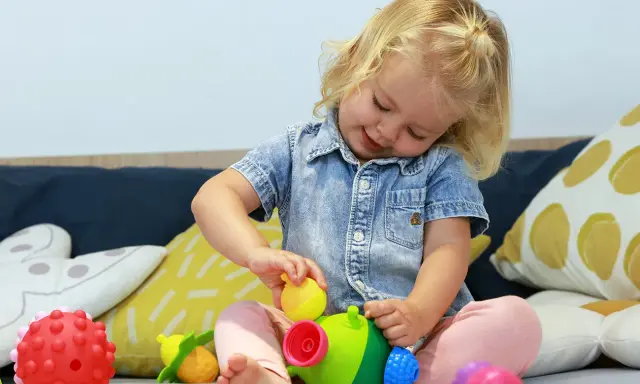 Zabawki sensoryczne dla 2-latka: Mózg dziecka pokocha te zabawy