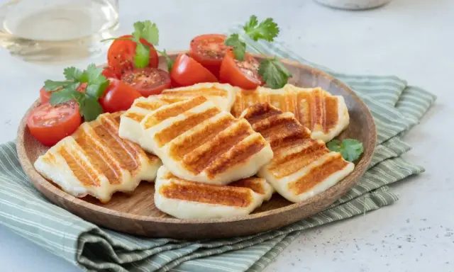 Halloumi z grilla: 15+ przepisów na idealne połączenia i dania!