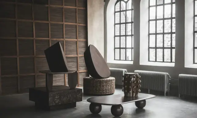 Unikt soffbord med skulpturala former och en korgpuff. En inspirerande miljö för att styla soffbord.