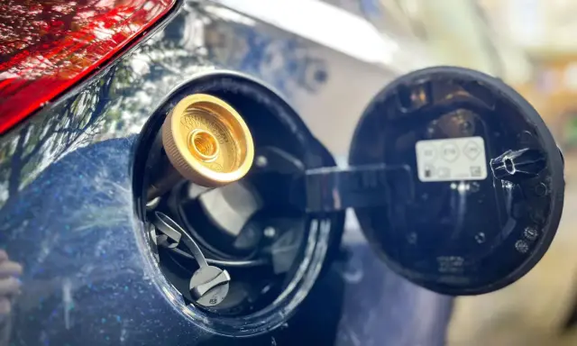 Zbliżenie na wlew LPG w samochodzie. Sprawdź montaż instalacji LPG cennik i oszczędzaj na paliwie.