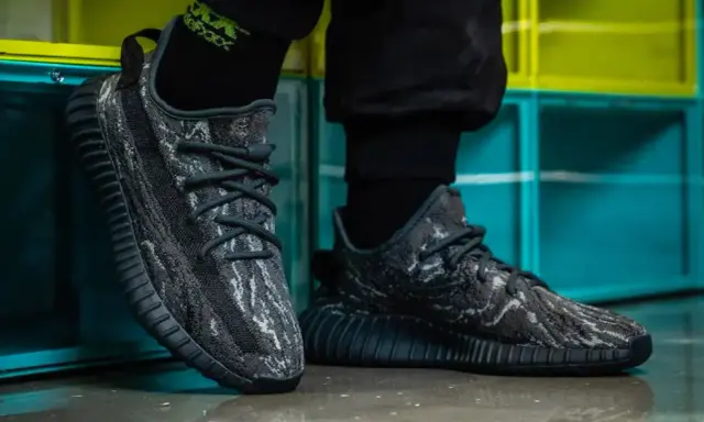 Szare Yeezy z czarnymi sznurówkami, idealne do nauki, jak wiązać yeezy. Stylowe i wygodne.