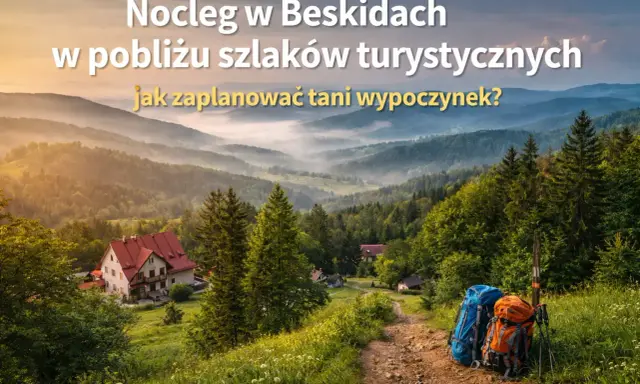 Dwa plecaki czekają na szlaku w Beskidach. W oddali widać domki i mgliste doliny, idealne na tanie atrakcje i wypoczynek.
