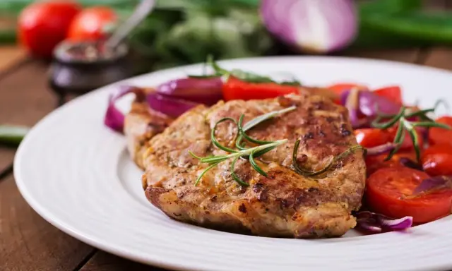 Grillowany stek z rozmarynem i warzywami, idealny na dietę lwa.