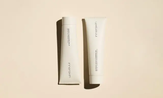 Deux tubes de soins Innerskin : un baume nettoyant doux et un gel nettoyant à l'acide glycolique, allié de l'acide hyaluronique pour une peau radieuse.