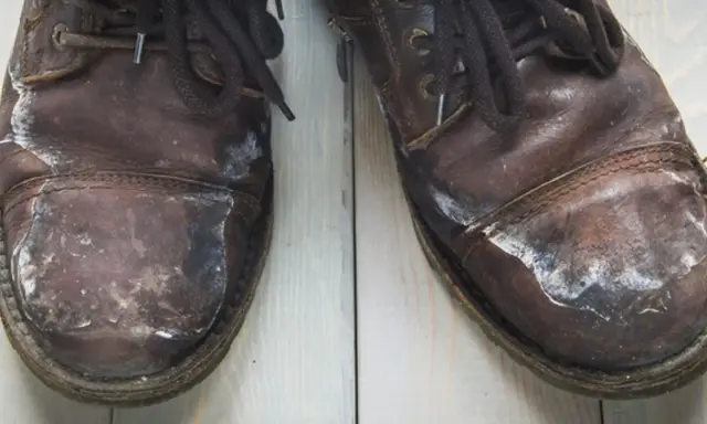 Zimowe buty skórzane pokryte białym nalotem po soli. Dowiedz się, jak usunąć sól z butów skórzanych, by przywrócić im dawny blask.