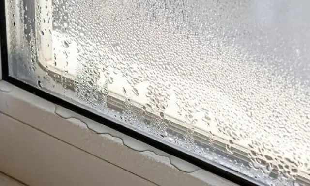 Ventana con gotas de agua, un problema común que impide la condensación de gotas en cristales.