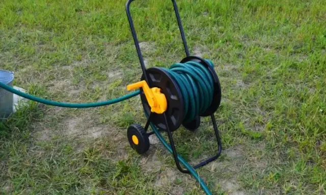 Bęben na wąż ogrodowy DIY: Felga, drewno, wiadro krok po kroku