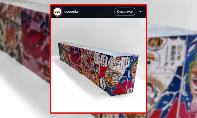 Długi rząd mangi "One Piece" w japońskim wydaniu, być może największa książka na świecie, z kolorowymi ilustracjami postaci.
