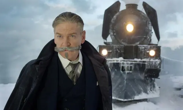 Un uomo con baffi elaborati e un cappotto scuro, davanti a un treno a vapore innevato. Un'immagine che evoca un **sherlock holmes riassunto breve** di mistero e avventura.