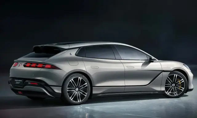 La Denza Z9 GT, un'elegante berlina sportiva color argento, mostra le sue linee aerodinamiche e i fari posteriori a LED distintivi.