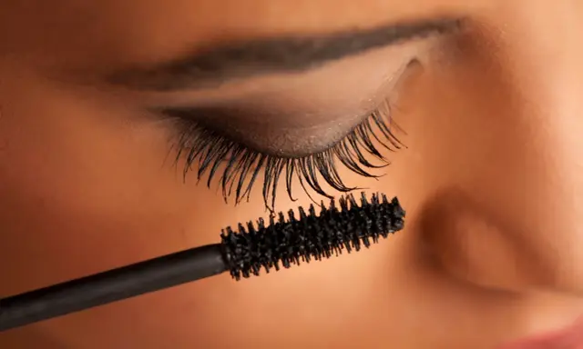 Application de mascara semi permanent pour un rehaussement des cils spectaculaire.