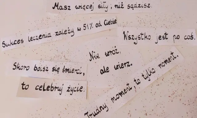 Cytaty dla chorych na raka: "Masz więcej siły, niż sądzisz", "Sukces leczenia zależy w 51% od Ciebie", "Wszystko jest po coś", "Skoro boisz się śmierci, to celebruj życie", "Nie wróć, ale wierz", "Trudny moment, to tylko moment".